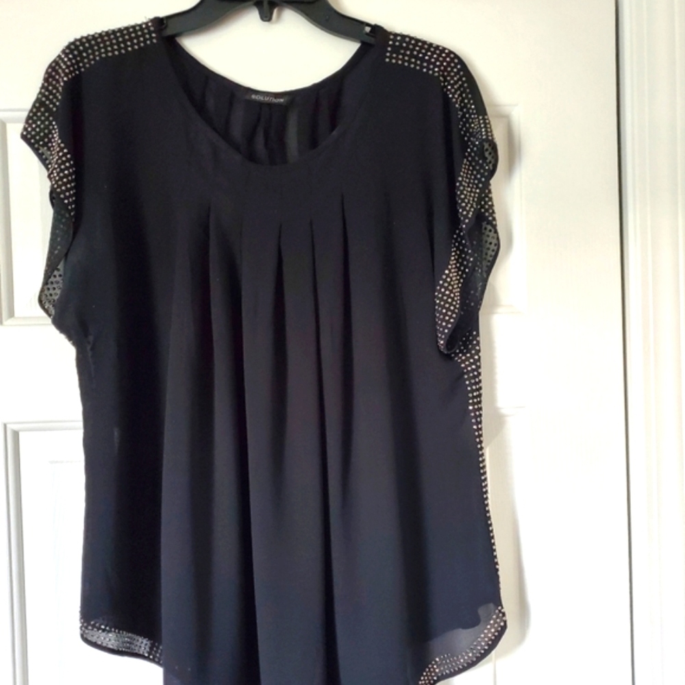 🖤 loose, flowing, elegant top with silver stones that borders.